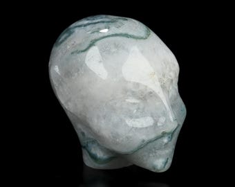 Skullis Crystal Skull, 2.0" Escultura de calavera de cristal de hada, elfo y alienígena tallada a mano en ágata musgosa verde de 2 pulgadas.