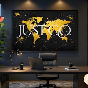 Puede incluir: Una impresión artística de un mapa del mundo en negro y dorado con las palabras "JUST GO". La obra de arte mide 120x80cm. El mapa presenta continentes dorados y una red de líneas doradas sobre un fondo negro. La impresión se muestra encima de un escritorio.