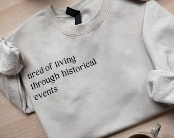 Sudadera "Cansado de vivir a través de eventos históricos"