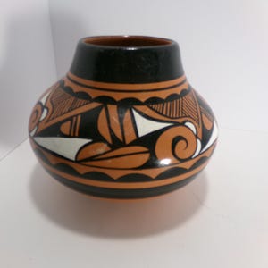Vintage Native American Signed ( BLACK HORSE - NAVAJO ) Pottery/Pot/Bowl