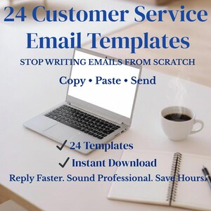Puede incluir: Un portátil, una taza de café y un bloc de notas están sobre una superficie blanca. La pantalla del portátil está en blanco. El texto de la imagen dice "24 Customer Service Email Templates" y "Copy • Paste • Send".