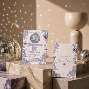 Op de afbeelding: Twee uitnodigingskaarten met een discobal thema. De eerste kaart zegt "Je bent uitgenodigd voor Stephanie's 21e verjaardagsfeest" met de datum 15 maart 2030. De tweede kaart zegt "See you on the Dance Floor!" met een hartje.
