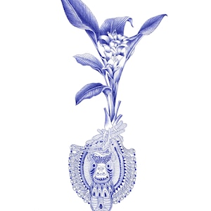 Puede incluir: Ilustración detallada en tinta azul de una planta con hojas grandes y una flor central. La base de la planta es un diseño ornamentado con un motivo central. La obra de arte está sobre un fondo blanco.