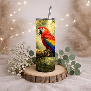 Diseño PNG de vaso delgado de 20 oz con guacamayo escarlata, vaso vibrante con sublimación de loro tropical (descarga digital)