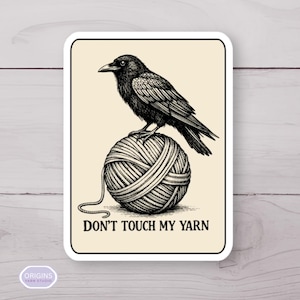 Adesivo Raven Yarn Addict / Adesivo gotico per uncinetto / Regalo per appassionate di maglia