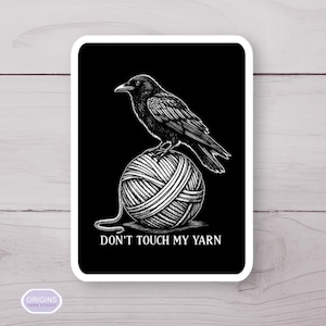 Adesivo Raven Yarn Addict / Regalo gotico per appassionati di uncinetto / Decalcomania in vinile immagine 1