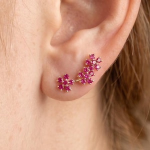 Boucles d'oreilles grimpantes en forme de fleur avec rubis rose et zircon cubique, délicates boucles d'oreilles de naissance de juillet, boucles d'oreilles grimpantes florales minimalistes, puces d'oreilles délicates en grappe