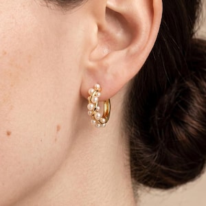 18K Gold Vermeil Huggie Creolen, 925 Sterling Silber Twisted Perlen Ohrringe, Minimalist Schmuck Brithady Geschenk für Sie, Hochzeitsgeschenk