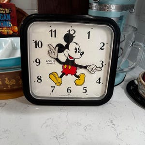 Vintage Lorus Quartz Mickey Mouse Wall Clock.  WORKING with new battery
