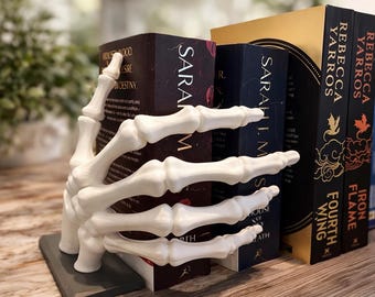 Sujetalibros con forma de mano de esqueleto, soporte gótico para libros – Decoración espeluznante de Halloween, organizador de estantería único, regalo para amantes de los libros