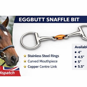 Op de afbeelding: Eggbutt-snaffle-bit van roestvrij staal met een koperen middenstuk. Beschikbare maten: 10,16 cm, 11,43 cm, 12,7 cm en 13,97 cm. De afbeelding toont ook een paard met een hoofdstel.