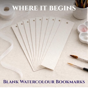 Puede incluir: Un conjunto de marcapáginas de acuarela en blanco con un agujero en la parte superior, abanicados sobre una superficie blanca. El texto "WHERE IT BEGINS" está en la parte superior y "BLANK WATERCOLOUR BOOKMARKS" en la inferior. También se ven una cinta blanca, pinceles y una paleta.
