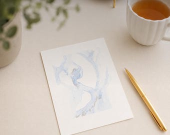 Jasnoniebieskie akwarelowe karty z kopertami w zwiewnym pastelowym kolorze, zestaw pustych kartek, artykuły papiernicze, ręcznie malowane akwarelowe karty, minimalistyczny styl