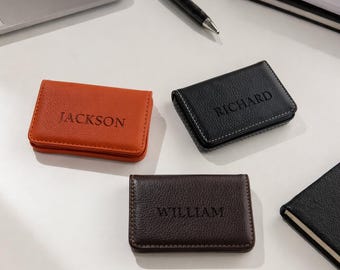 名入れ可能なレザー製名刺入れ、カスタム刻印入りスリムカードケース、ミニマルなプロフェッショナルウォレット
