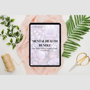 Może przedstawiać: Cyfrowy tablet wyświetla tekst „MENTAL HEALTH BUNDLE” z podtytułem „Your Gentle Guide to Healing, Balance, and Self Care”. Tablet otoczony jest zielenią, różową tkaniną, sznurkiem i złotymi nożyczkami.