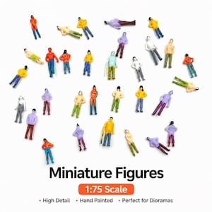 Pode incluir: Uma coleção de figuras em miniatura pintadas à mão em várias poses e roupas. As figuras são em uma variedade de cores, incluindo amarelo, laranja, azul e roxo. O texto "Miniature Figures 1:75 Scale" é exibido abaixo das figuras.