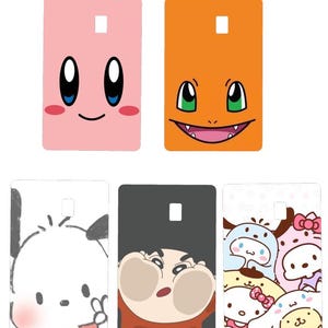 K&ouml;nnte beinhalten: Rechteckige Handyh&uuml;llen mit Cartoon-Charakteren. Die H&uuml;llen zeigen Kirby, Charmander, Pochacco, Shin-chan und Hello Kitty. Die H&uuml;llen sind rosa, orange, wei&szlig; und dunkelgrau, mit einem kleinen rechteckigen Ausschnitt oben.