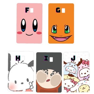 K&ouml;nnte beinhalten: F&uuml;nf rechteckige Handyh&uuml;llen mit Cartoon-Charakter-Designs. Die H&uuml;llen zeigen Charaktere wie Kirby, Glumanda und andere. Jede H&uuml;lle hat einen Buchstaben und einen quadratischen Ausschnitt oben.