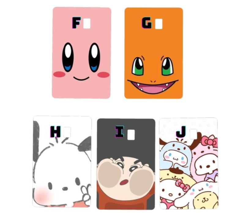 K&ouml;nnte beinhalten: F&uuml;nf rechteckige Handyh&uuml;llen mit Cartoon-Charakter-Designs. Die H&uuml;llen zeigen Charaktere wie Kirby, Glumanda und andere. Jede H&uuml;lle hat einen Buchstaben und einen quadratischen Ausschnitt oben.