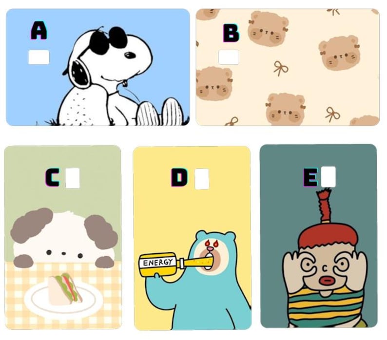 K&ouml;nnte beinhalten: Eine Sammlung von f&uuml;nf farbenfrohen Kartendesigns. Eines zeigt Snoopy mit Sonnenbrille, ein anderes wiederholt B&auml;rengesichter, und ein drittes zeigt einen Hund mit einem Sandwich. Das vierte Design zeigt einen B&auml;ren, der "ENERGY" trinkt, und das letzte einen Cartoon-Charakter.