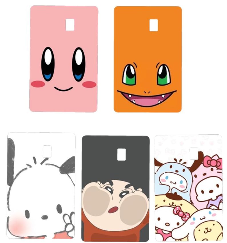 K&ouml;nnte beinhalten: Rechteckige Handyh&uuml;llen mit Cartoon-Charakteren. Die H&uuml;llen zeigen Kirby, Charmander, Pochacco, Shin-chan und Hello Kitty. Die H&uuml;llen sind rosa, orange, wei&szlig; und dunkelgrau, mit einem kleinen rechteckigen Ausschnitt oben.