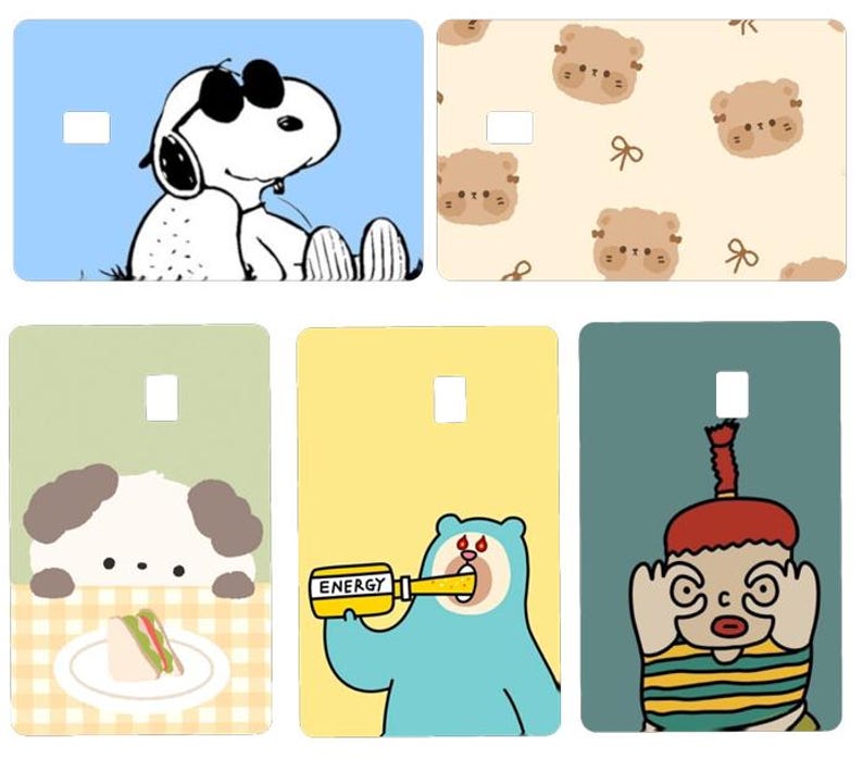 K&ouml;nnte beinhalten: Eine Sammlung farbenfroher Kartendesigns mit Cartoon-Charakteren und Illustrationen. Designs umfassen Snoopy mit Sonnenbrille, niedliche B&auml;rengesichter, einen Hund mit einem Sandwich, einen blauen B&auml;ren, der "ENERGY" trinkt, und eine Figur mit rotem Hut.