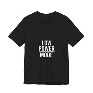 Puede incluir: Camiseta negra con la frase "LOW POWER MODE" en blanco, con una línea verde debajo de "POWER". La camiseta tiene cuello redondo y mangas cortas. El texto está centrado en la parte delantera.