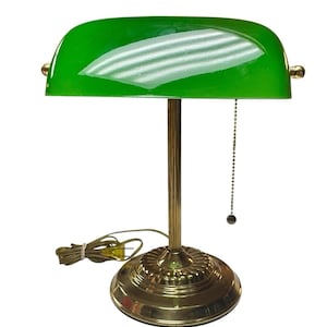Lampa bankierska w kolorze zielonym z mosiądzu, lampa biurkowa z łańcuszkiem, klasyczna biblioteka