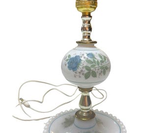 Vintage melkglaslamp blauwe bloemen zoolspijkervoet messing 11,5" Cottagecore