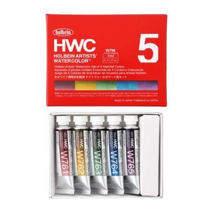 Peut inclure: Un coffret rouge de peintures aquarelles Holbein Artists' avec cinq tubes de 5 ml. La boîte comprend le texte "HWC" et "HOLBEIN ARTISTS' WATERCOLOR". Les tubes sont étiquetés W761, W762, W763, W764 et W765.