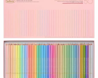Puede incluir: Un juego de 50 lápices de colores pastel en una caja rosa. La tapa de la caja presenta el texto "Holbein Artists Colored Pencil" y "Pastel Set of 50 Colors". Los lápices están dispuestos en filas, mostrando un espectro de colores suaves.