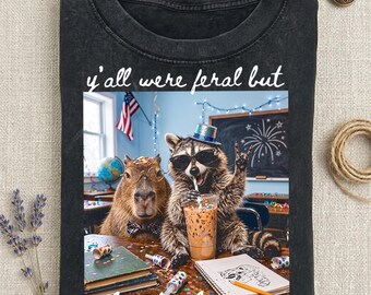 Chemise Y'all Were Feral mais je t'aime discrète, chemise mème raton laveur et capybara drôle, chemise mème enseignant, chemise graphique dernier jour d'école