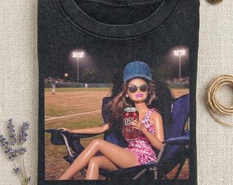 Chemise de maman baseball Bleacher créature, poupée drôle buvant chemise Dr Pepper, chemise graphique de baseball couleurs confort, cadeau le jour du match pour maman