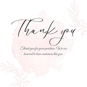 Może przedstawiać: Biała karta z napisem "Thank you" eleganckim czarnym pismem. Miękki r&oacute;żowy akwarelowy zmywacz i delikatne kwiatowe akcenty obramowują tekst. Wiadomość brzmi: "Dziękujemy za zakup. Jesteśmy zaszczyceni, że mamy takich klient&oacute;w jak Ty."