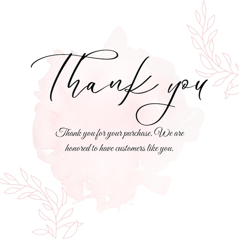 Może przedstawiać: Biała karta z napisem "Thank you" eleganckim czarnym pismem. Miękki r&oacute;żowy akwarelowy zmywacz i delikatne kwiatowe akcenty obramowują tekst. Wiadomość brzmi: "Dziękujemy za zakup. Jesteśmy zaszczyceni, że mamy takich klient&oacute;w jak Ty."
