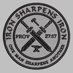 Peut inclure: Écusson brodé circulaire avec l'inscription "IRON SHARPENS IRON" et "ONE MAN SHARPENS ANOTHER". Le motif central comprend des épées croisées, un marteau et une enclume. Le texte "PROV 27:17" est également inclus.