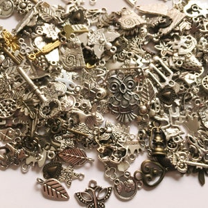 Puede incluir: Un gran surtido de abalorios de metal plateado y dorado, incluyendo b&uacute;hos, llaves, hojas, corazones y estrellas. Los abalorios son perfectos para la elaboraci&oacute;n de joyas, el scrapbooking y otros proyectos de manualidades.