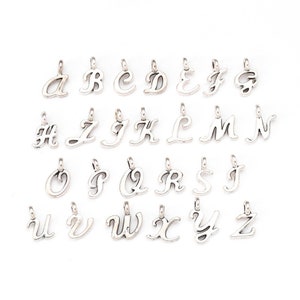 Dijes de letras de plata. Dijes de joyería con iniciales escritas a mano, estilo de letras escritas a mano, juego de letras de la A a la Z o individuales