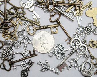 Schlüsselanhänger, ausgefallene, sortierte Schlüssel in verschiedenen Messing-, Silber- und Goldtönen