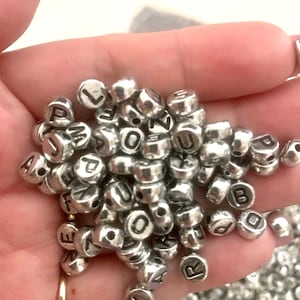 Cuentas de alfabeto plateadas, RÚSTICAS con cuentas de letras negras, cuentas redondas de 7 mm, cuentas de doble cara de estilo antiguo
