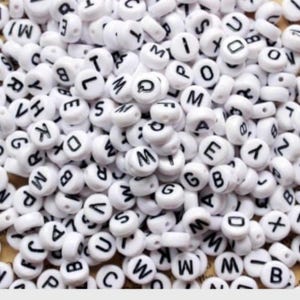Cuentas de alfabeto blancas con letras negras, elija letras sueltas o al por mayor, cuentas redondas acrílicas de 7 mm, cuentas para pulseras