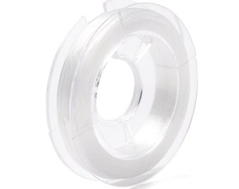 Op de afbeelding: Een spoel met heldere elastische draad gewikkeld rond een transparante plastic spoel.
