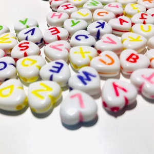 Contas de letras de coração, coração de alfabeto com iniciais, cores sortidas com contas espaçadoras grandes de borda colorida, estilo CRAFT