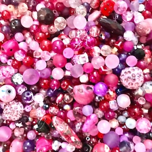 Soupe aux perles roses, assortiment de verres avec mélange de perles roses, violettes et rouges