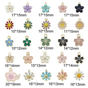Puede incluir: Surtido de 12 abalorios de flores de tono dorado con pintura de esmalte en varios colores y tama&ntilde;os. Los abalorios var&iacute;an en tama&ntilde;o de 10 mm a 20 mm. Los abalorios son perfectos para la elaboraci&oacute;n de joyas, el scrapbooking y otros proyectos de manualidades.