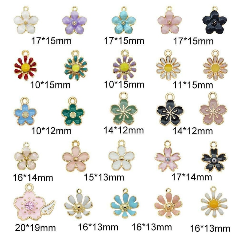 Puede incluir: Surtido de 12 abalorios de flores de tono dorado con pintura de esmalte en varios colores y tama&ntilde;os. Los abalorios var&iacute;an en tama&ntilde;o de 10 mm a 20 mm. Los abalorios son perfectos para la elaboraci&oacute;n de joyas, el scrapbooking y otros proyectos de manualidades.