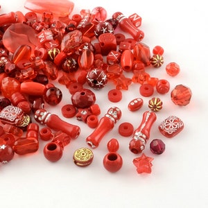 Mélange de perles rouges en vrac, soupe de perles acryliques, nuances de tons rouges assorties dans des tailles et des styles variés