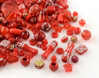 Mélange de perles rouges : soupe de perles acryliques, tailles et styles assortis