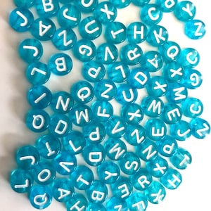 Letras del alfabeto azul Cuentas redondas 'letra blanca azul cielo claro' Cuentas de letras acrílicas de 7 mm Elige tus cuentas Lote de cuentas al por mayor Regalo para artesanos