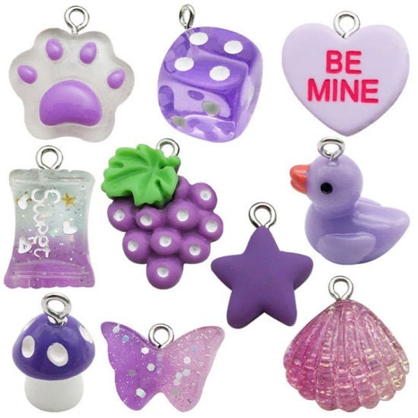 Lot de 10 breloques en résine violette, une de chaque illustrée, lot de breloques 3D pour pendentifs avec bélière attachée, bonbon, canard, empreinte de patte